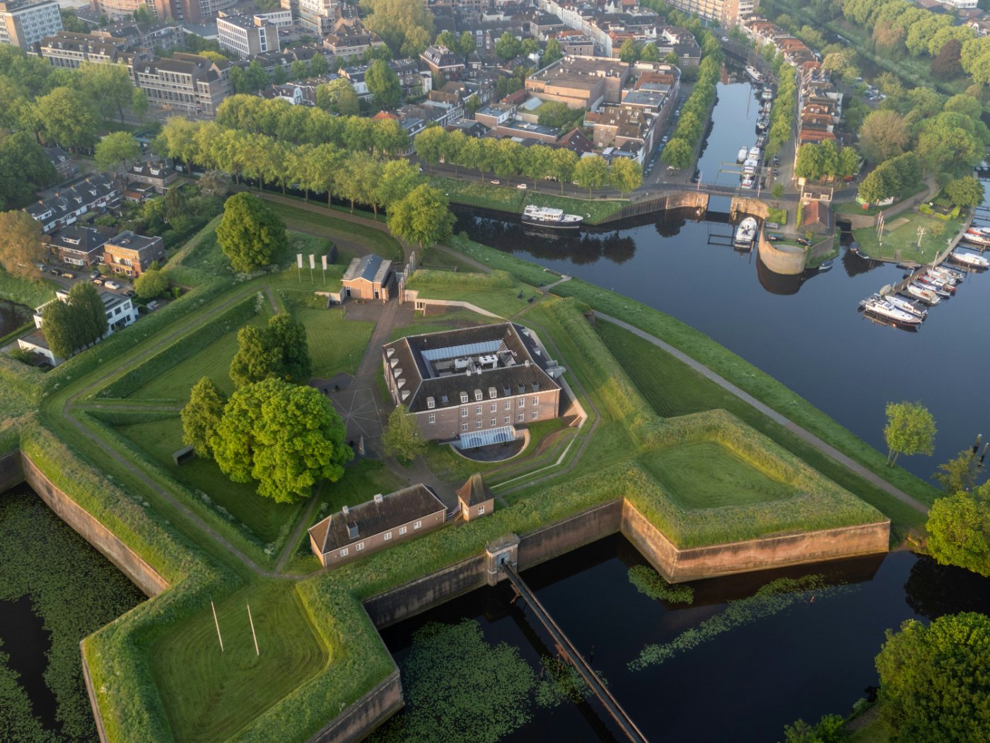 De Vismarkt aan het water in Den Bosch, met terrassen en de Grote Kerk op de achtergrond