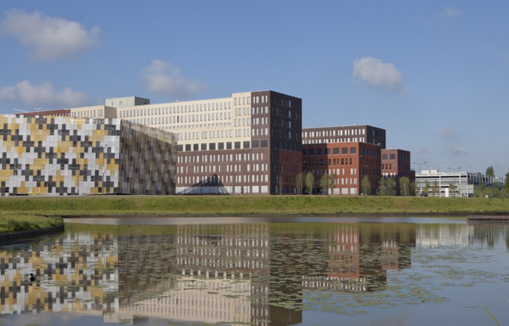 Het Kasteel van Den Bosch gezien over het water